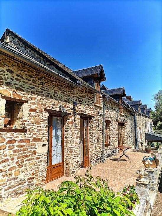 Le Moulin De Benneville Chambres D'Hotes, Petit Dejeuner Compris Cahagnes 外观 照片