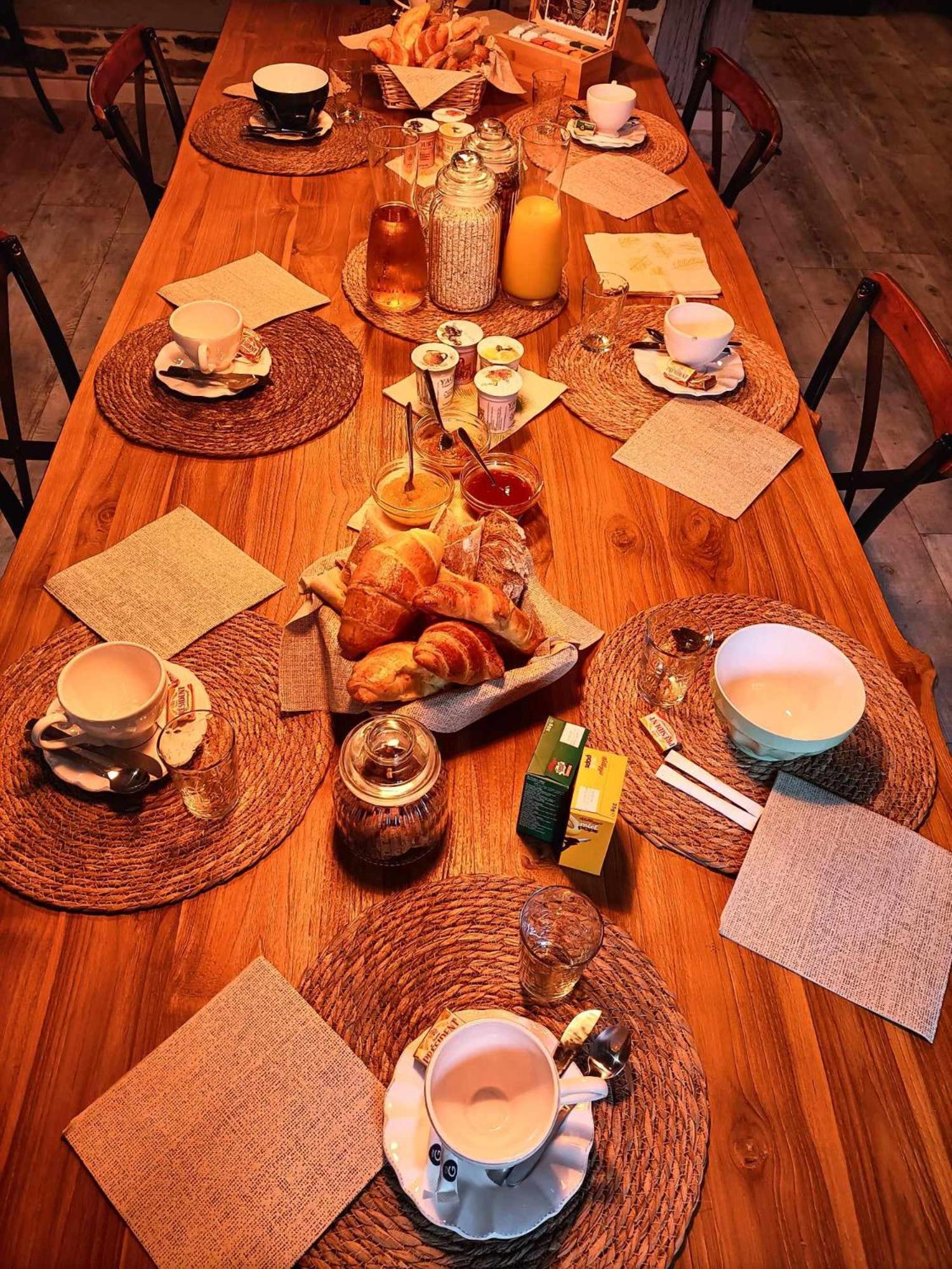 Le Moulin De Benneville Chambres D'Hotes, Petit Dejeuner Compris Cahagnes 外观 照片